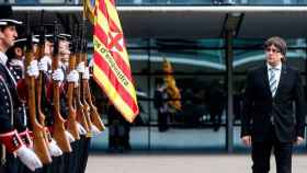 Carles Puigdemont pasa revista a los Mossos d'Esquadra durante su mandato como presidente / CG