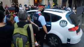 Manifestantes independentistas intentan cortar el paso de un vehículo de los Mossos en el barrio de Gracia de Barcelona / @ArranGracia (TWITTER)