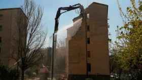 Una máquina de demolición inicia las obras de derribo de un bloque de pisos en Sabadell