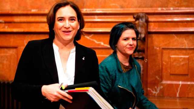 Ada Colau (i), alcaldesa de Barcelona, con Gala Pin (d), exconcejal de Participación y Ciutat Vella / EFE