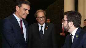 Pedro Sánchez (i) saluda a Pere Aragonès (d) en la cumbre de Pedralbes, ante la mirada de Quim Torra. Moncloa / CG