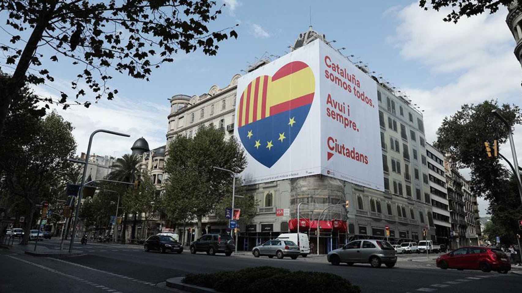 La pancarta gigante que Ciudadanos (Cs) desplegó en el centro de Barcelona con motivo de la Diada / CG
