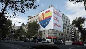 La pancarta gigante que Ciudadanos (Cs) desplegó en el centro de Barcelona con motivo de la Diada / CG