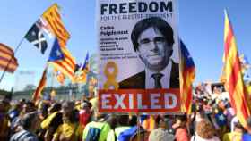 Independentistas catalanes, con pancartas de apoyo al prófugo Puigdemont junto al Parlamento Europeo / EFE