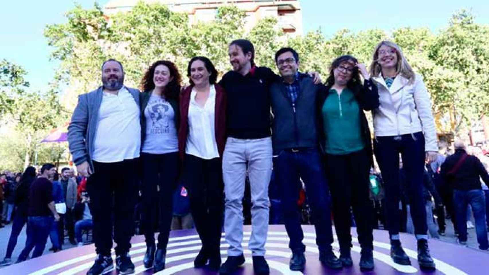 Pablo Iglesias, junto Ada Colau y otros dirigentes de los 'comuns' en el acto central de Barcelona / TWITTER