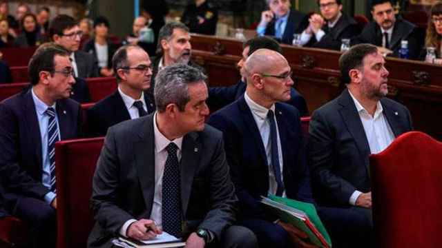 Los procesados del juicio del 1-O en la sala de vistas del Tribunal Supremo, en primera línea Joaquim Forn, Raül Romeva y Oriol Junqueras (de izquierda a derecha) / CG