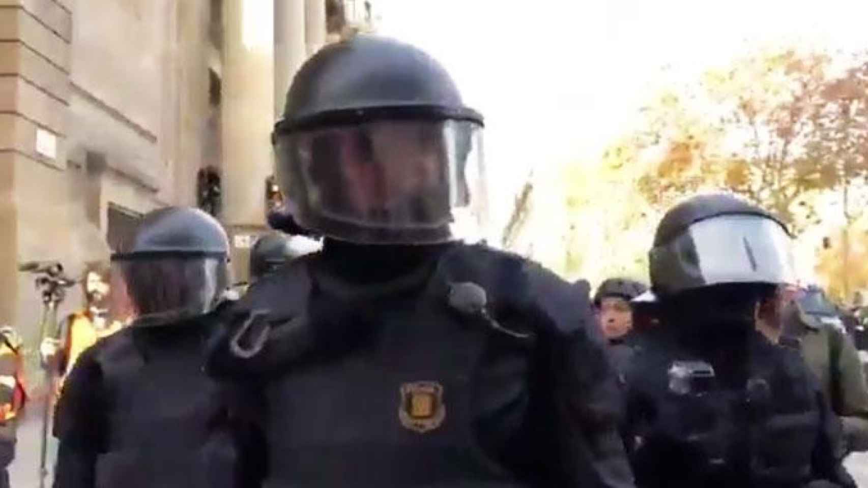 El agente antidisturbios de los Mossos d'Esquadra que recordó que la república no existe a un manifestante el 21D / CG