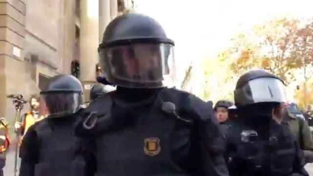 El agente antidisturbios de los Mossos d'Esquadra que recordó que la república no existe a un manifestante el 21D / CG