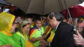 El presidente de la Generalitat Quim Torra saluda a simpatizantes independentistas en el acto alternativo celebrado en la cárcel de Lledoners con motivo del 17A / TWITTER