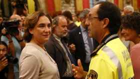 La alcaldesa de Barcelona, Ada Colau, con Evelio Vázquez, jefe de la Guardia Urbana de la ciudad / EFE