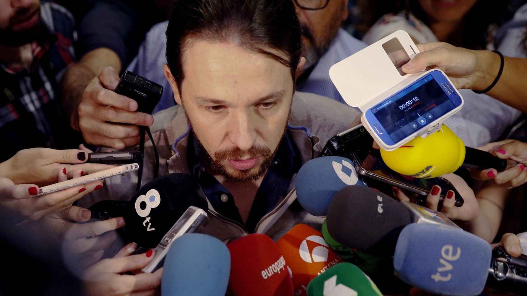 Una imagen de archivo de Pablo Iglesias, secretario general de Podemos, rodeado de periodistas / EFE