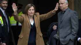 La presidenta del Parlament, Carme Forcadell, acompañada por su marido, Bernat Pegueroles, saluda a antes de entrar al Tribunal Superior de Justicia de Cataluña / EFE