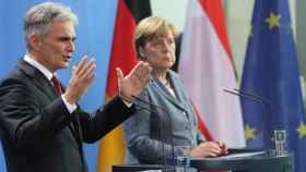 Los cancilleres de Austria, Werer Faymann, y Alemania, Angela Merkel, en rueda de prensa conjunta este martes.