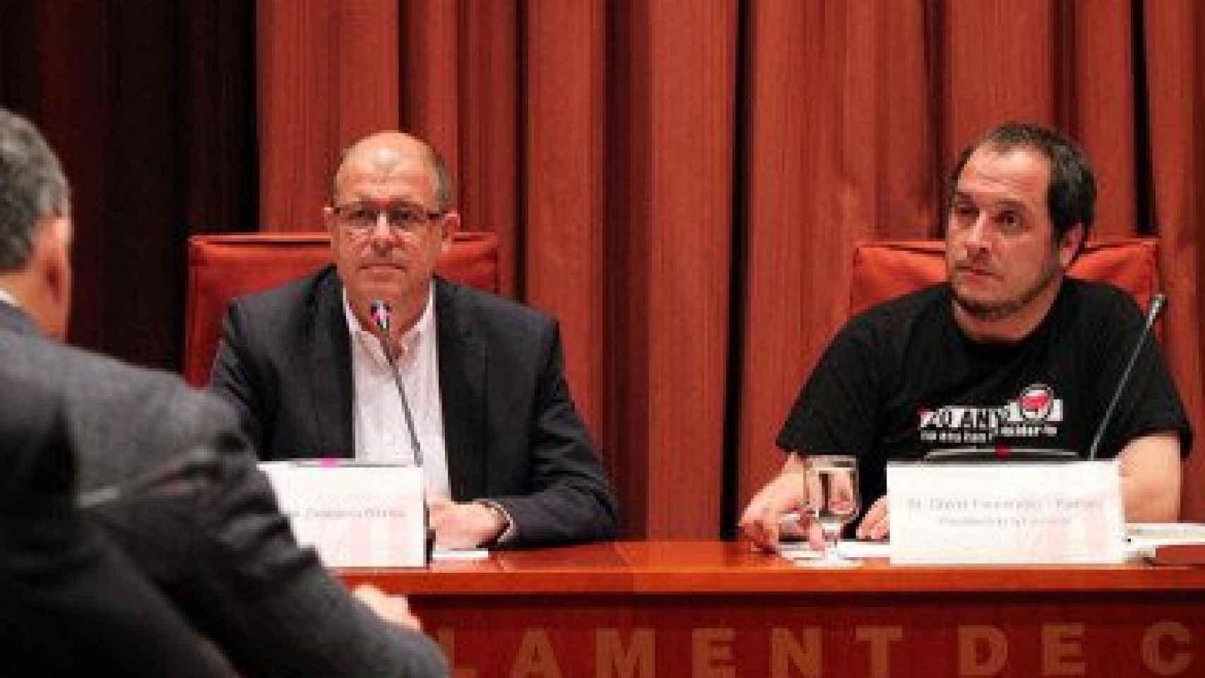 El socialista José Zaragoza, en su comparecencia en la 'comisión Pujol' del Parlamento autonómico, junto al presidente de la misma, el diputado de la CUP David Fernández.