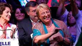 La presidenta electa saluda a sus seguidores y simpatizantes tras conocer la victoria en la segunda vuelta de las elecciones presidenciales chilenas