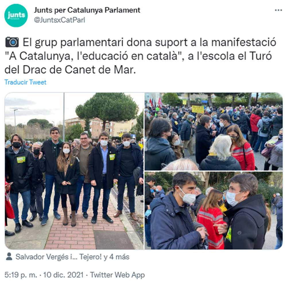 El grupo parlamentario de JxCat en la Cámara catalana, apoyando la manifestación contra el 25% de castellano de Canet