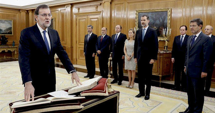 El reelegido presidente del Gobierno, Mariano Rajoy , jura el cargo ante el rey, Felipe VI / EFE