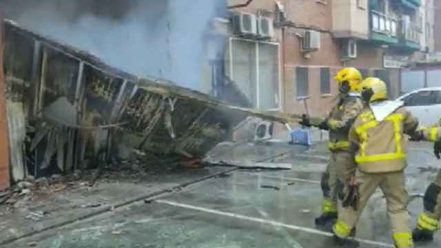 Incendio en un local okupado en Sant Adrià que obliga a los ancianos de la residencia cercana a pasar la noche fuera / BOMBERS