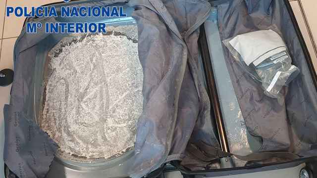 La cocaína hallada en el interior de una de las maletas del hombre detenido en el aeropuerto Josep Tarradellas Barcelona-El Prat / POLICÍA NACIONAL