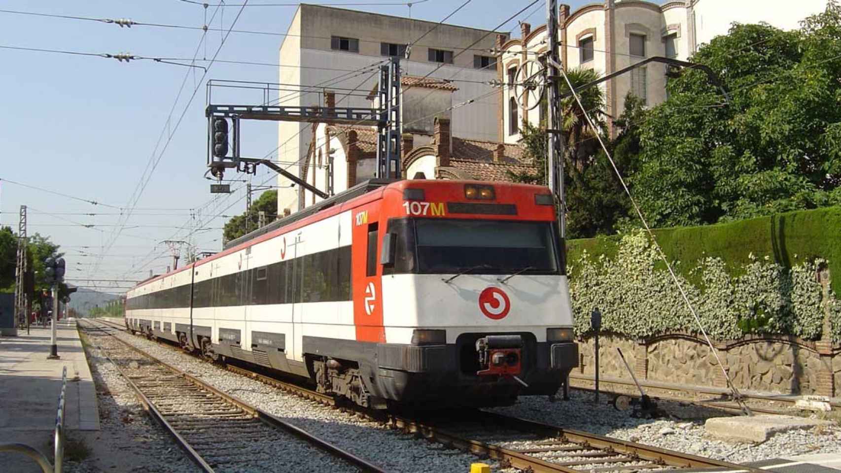 Un tren entra en una estación, como la que eligió la víctima para intentar suicidarse / EUROPA PRESS