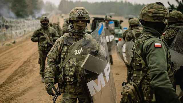 Militares polacos en la frontera entre Polonia y Bielorrusia donde será levantado el muro / EFE - EPA - IREK DOROZANSKI