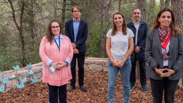 Joan Borràs, alcalde de El Papiol, Eva Martínez, presidenta del Consell Comarcal Baix Llobregat, Joan Ventura, de Áltima, Cristina Cruz, de Petits amb Llum y Matilde Pérez Herranz, de Pauets, en el cementerio Roques Blanques / ALTIMA