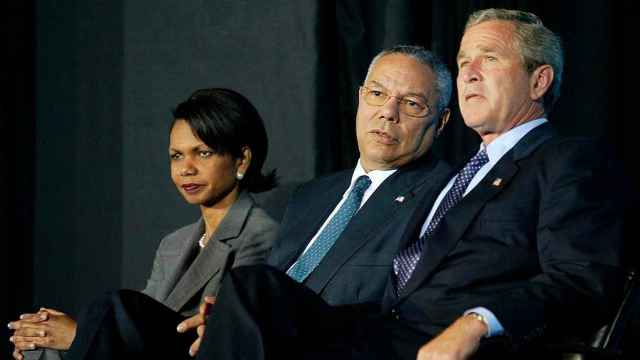 El exsecretario de Estado de Estados Unidos, Colin Powell (c), ha fallecido a los 84 años de complicaciones por Covid-19. En la imagen, con el expresidente norteamericano George W. Bush (d), cuando formaba parte de su gabinete / EFE - EPA - SHAWN THEW