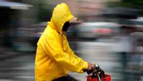 Una persona circula en bici bajo la lluvia / EFE