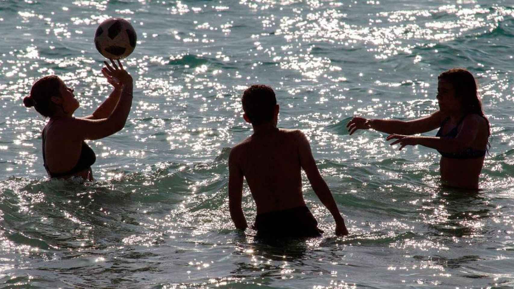 Jóvenes jugando al balón en una playa de Mallorca / EFE