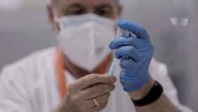 Un sanitario sostiene una vacuna contra el Covid-19 en una imagen de archivo. Vacunación en Cataluña / EUROPA PRESS