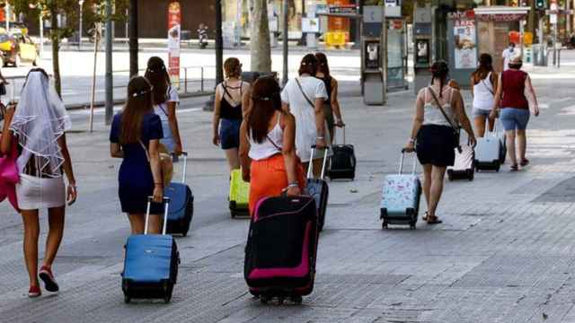 Varias personas de turismo por España / EFE