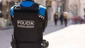 Un agente de la Guardia Urbana de Lleida vigila una calle: tres jóvenes agredieron a un hombre / GUARDIA URBANA LLEIDA