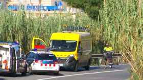 Agentes de Mossos y el SEM intervienen tras el accidente de un ciclista, en una imagen de archivo / CCMA