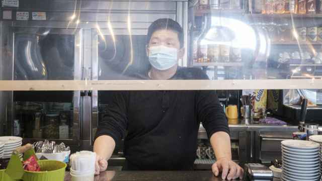 Un camarero de un bar ubicado en la zona de Barcelona conocida como Chinatown / PABLO MIRANZO