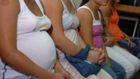 Unas jóvenes embarazadas en la sala de espera de la revisión médica
