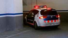 Un coche patrulla de los Mossos d'Esquadra, entrando en una comisaría / EFE