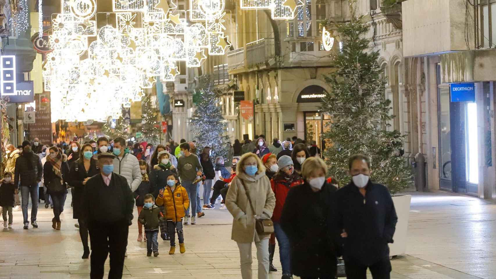 Ciudadanos pasean por la calle con mascarilla, una imagen que ya contemplaba un reportaje de la revista Muy Interesante en 2014 / EP