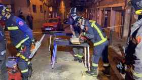 Bomberos rescatan a una mujer tras caer en la fosa séptica de su edificio en Barcelona / BOMBERS