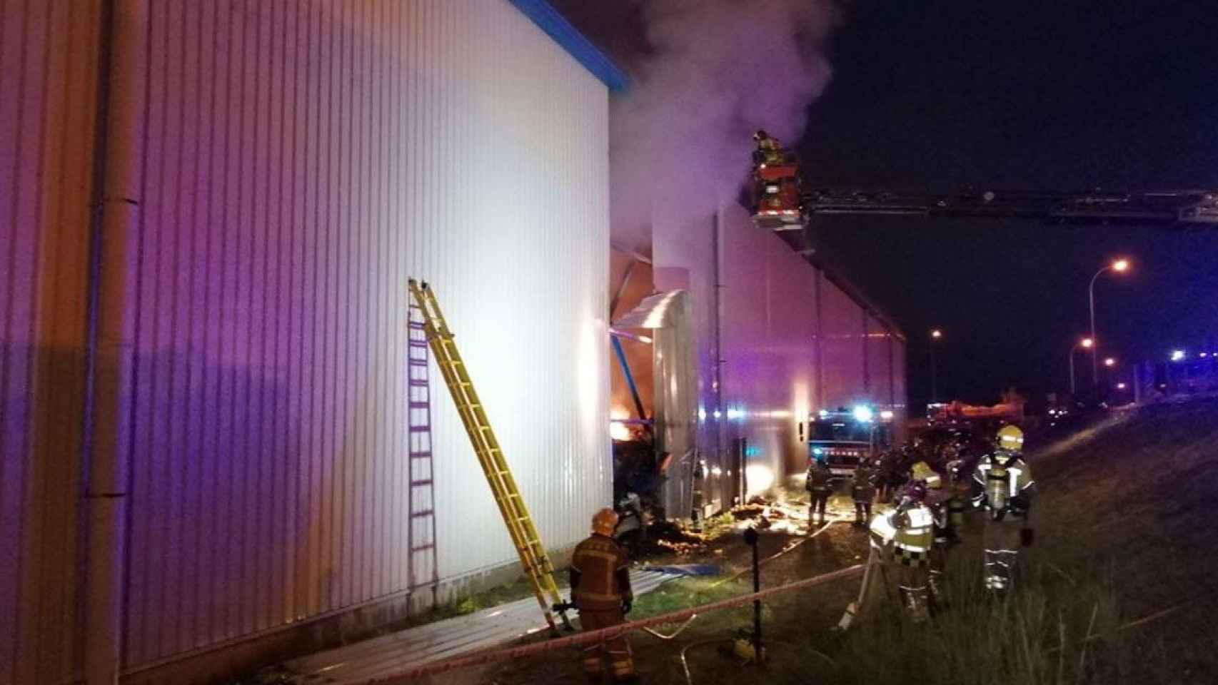 Incendio en la fábrica de botellas Castellar Vidrio-Vidrala, en Castellar del Vallès / BOMBERS