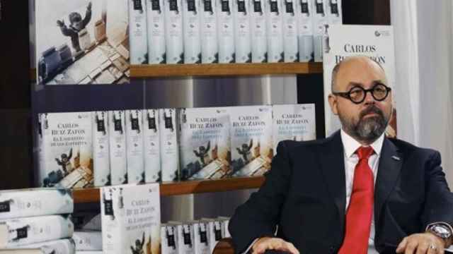 Carlos Ruiz Zafón, con varios ejemplares de su libro 'El laberinto de los espíritus' / EFE