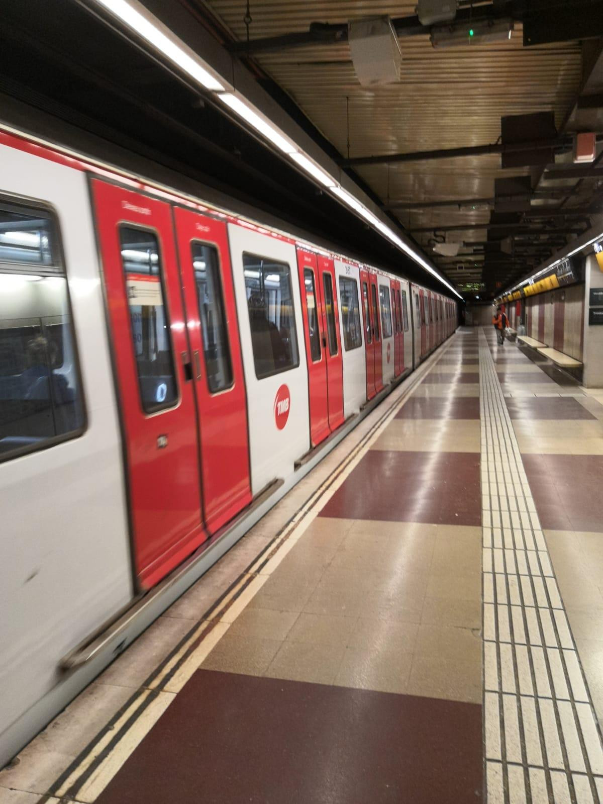El Metro de Barcelona, vacío en hora punta el viernes 13 de marzo / CG