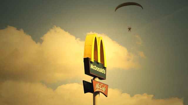 Logo de McDonald's junto a un paracaidista / CG