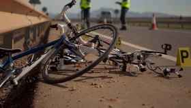 Una bicicleta destrozada tras el accidente de un ciclista en la carretera / ARCHIVO
