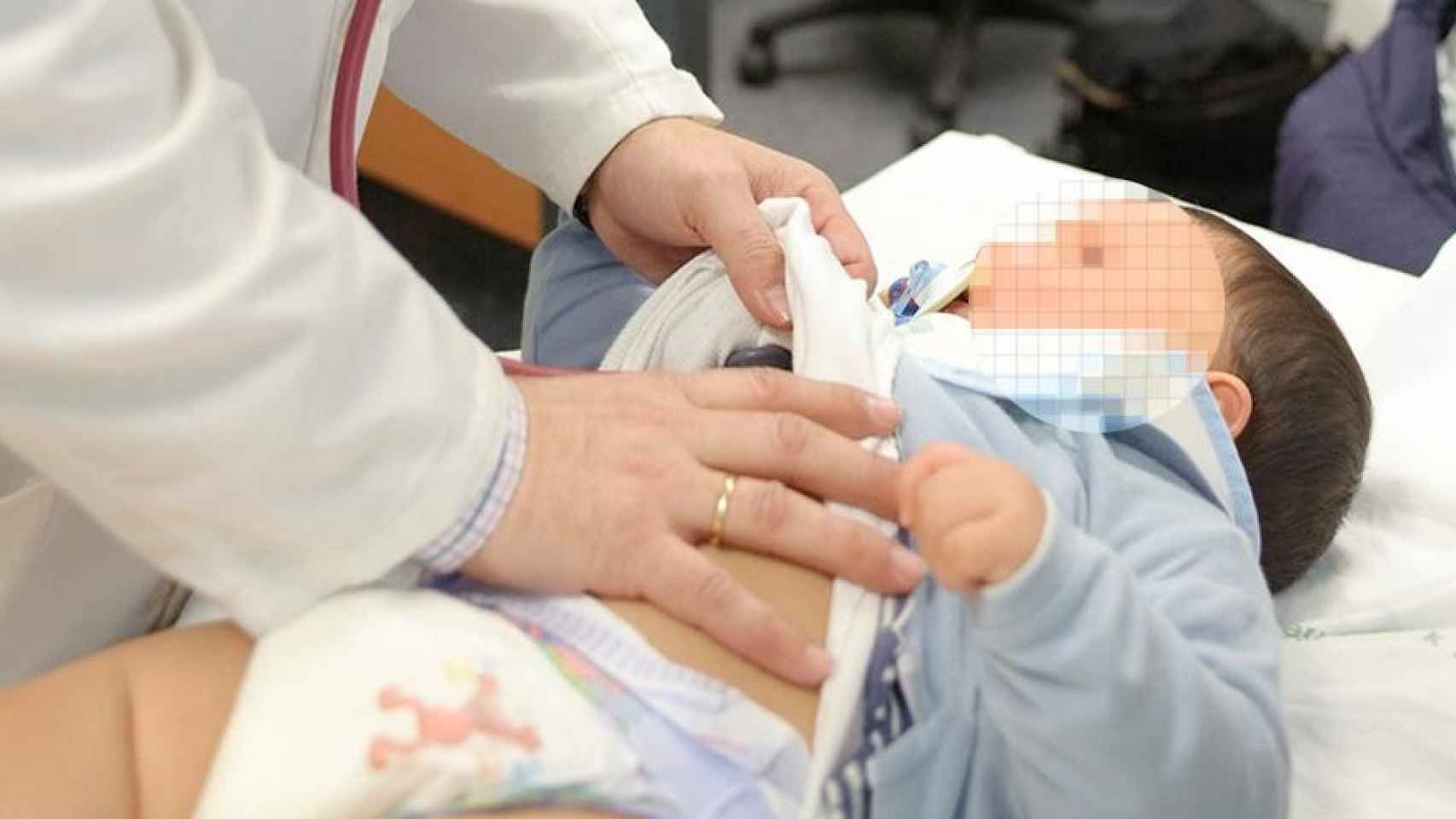 Un bebé atendido por un pediatra / EP