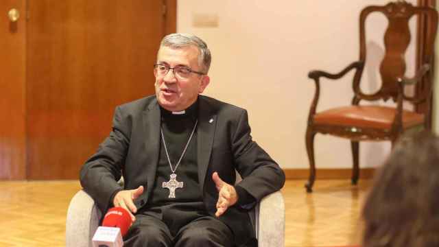El secretario general de la Conferencia Episcopal Española (CEE), Monseñor Luis Argüello, en una entrevista / EUROPA PRESS