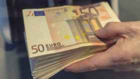 Imagen de archivo de un fajo de billetes de 50 euros / EFE