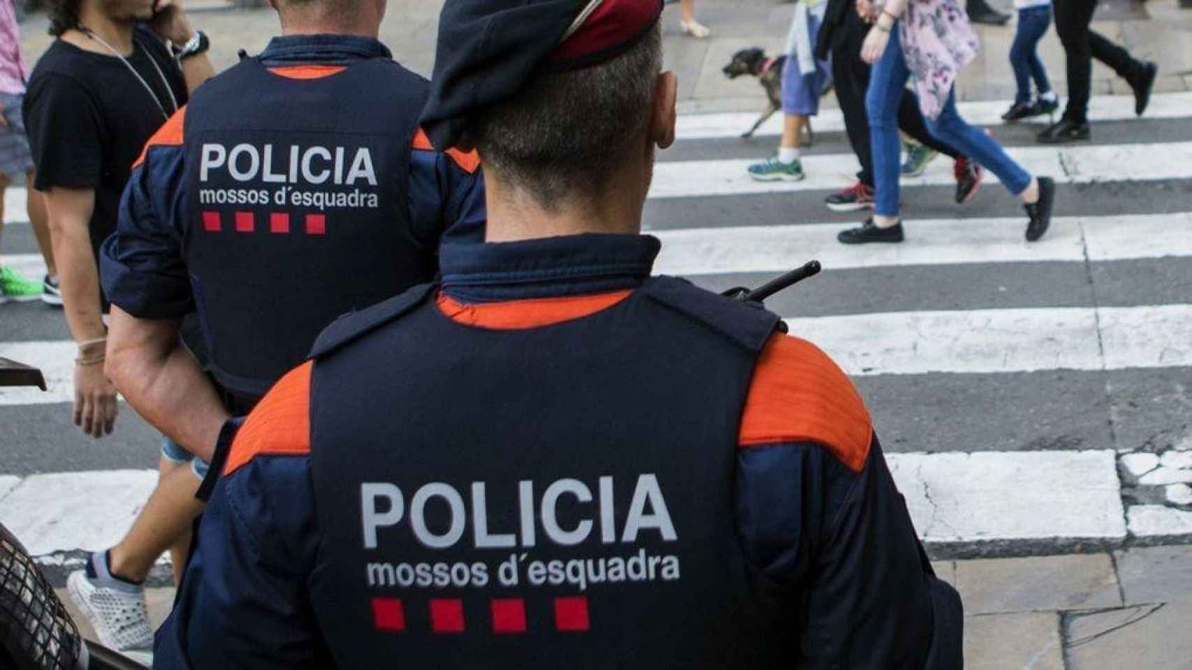 Dos agentes de los Mossos d'Esquadra, en referencia a un presunto asesinato machista en Sant Joan Les Fonts (Girona) / EFE
