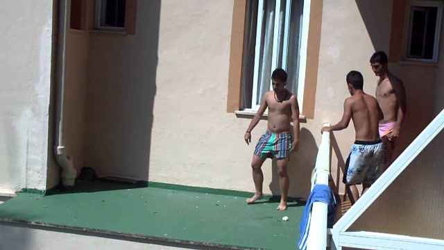 Tres jóvenes se arrojan a la piscina de su hotel desde el balcón de su habitación en Mallorca