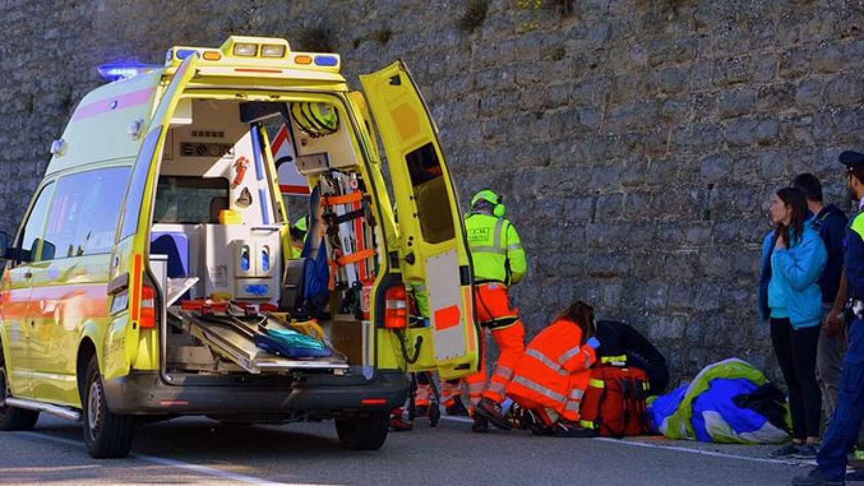 Una ambulancia atiende a un herido en una carretera