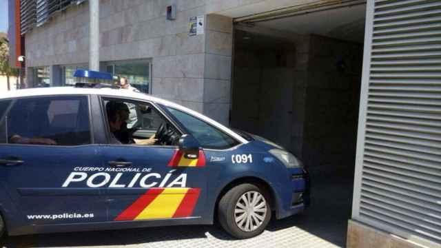 Una foto de una patrulla de la Policía Nacional, que ha detenido a cuatro personas que  amenazaban a clientes con difundir vídeos suyos con prostitutas / CNP